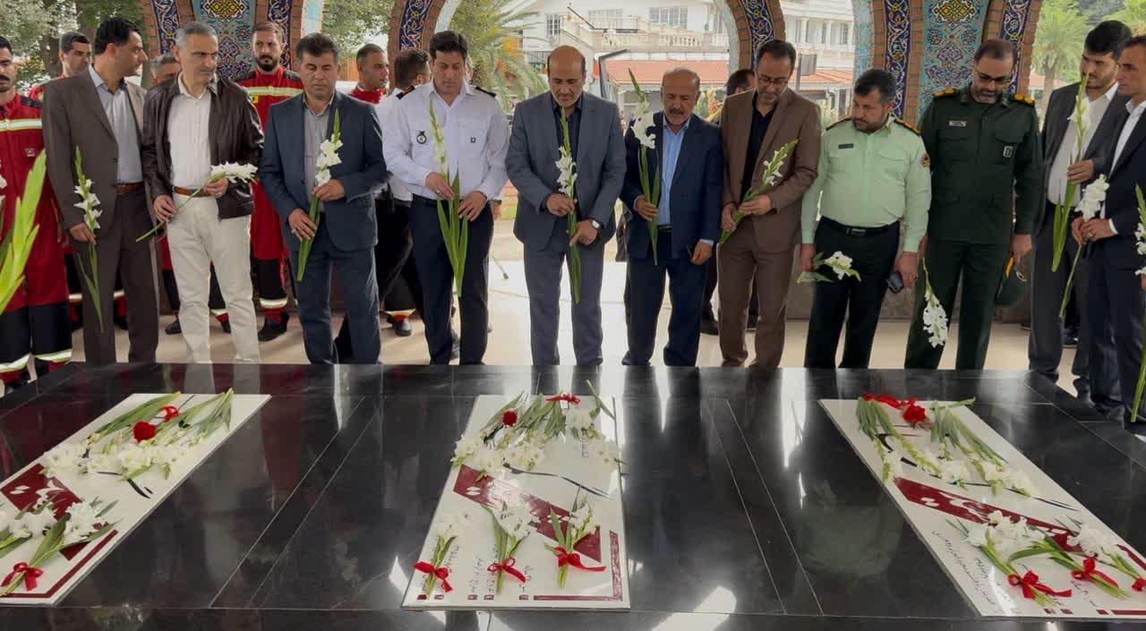 گلزار شهدای گمنام لاهیجان همزمان با روزآتش نشانی، گلباران شد